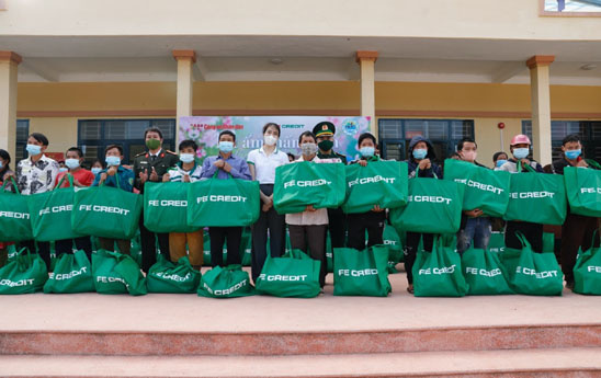FE Credit mang Tết ấm đến vùng cao