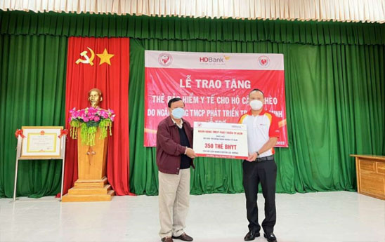 HDBank tặng thẻ BHYT, trao gửi yêu thương đến bà con vùng cao Lạc Dương - Lâm Đồng