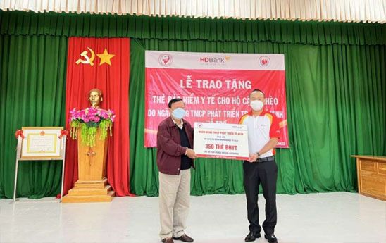 HDBank tặng thẻ BHYT, trao gửi yêu thương đến bà con vùng cao Lạc Dương - Lâm Đồng