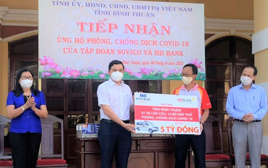HDBank tiếp tục tặng 3 xe cứu thương, 15 máy thở, 10.000 bộ Kit test đến các địa phương