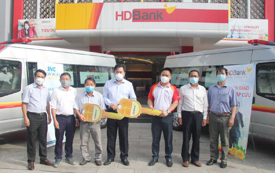 HDBank tiếp tục tặng 6 xe cứu thương, 15 máy thở và 10.000 bộ kit test cho các địa phương