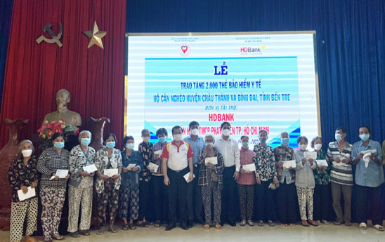 HDBank trao 2.000 thẻ Bảo hiểm y tế cho tỉnh Bến Tre