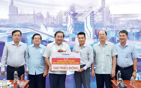 HDBank trao tặng 10 căn nhà tình thương trị giá 500 triệu đồng cho tỉnh Cà Mau