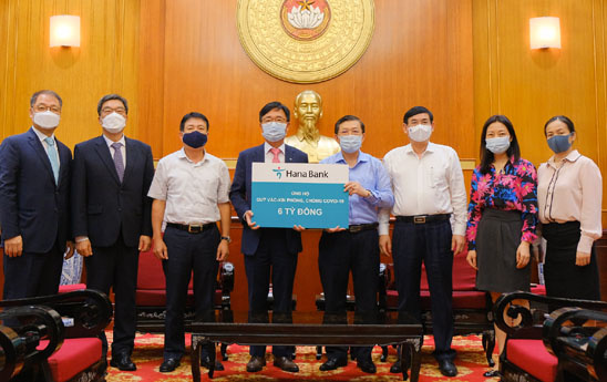 Hana Bank ủng hộ Quỹ Vắc-xin phòng, chống Covid-19