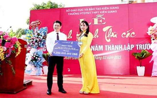 KienlongBank tặng Thư các cho trường phổ thông Dân tộc nội trú Kiên Giang