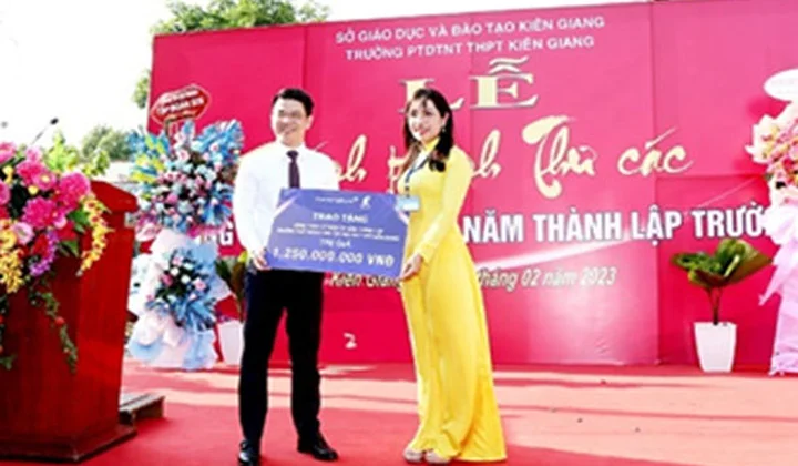 KienlongBank tặng Thư các cho trường phổ thông Dân tộc nội trú Kiên Giang