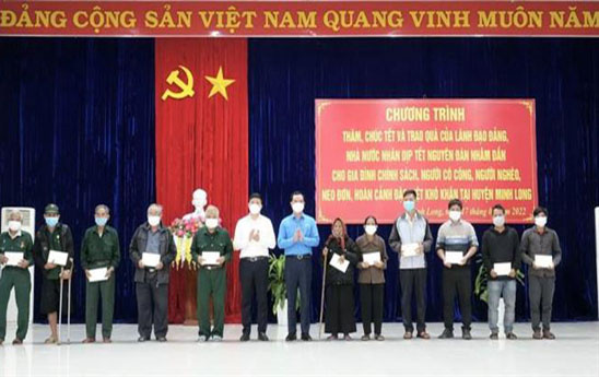 Lãnh đạo Vietcombank tham gia Đoàn công tác của Thường trực Ban Bí thư Võ Văn Thưởng thăm, tặng quà Tết tại Quảng Ngãi