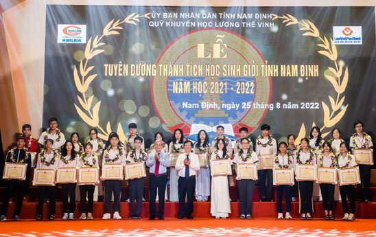 LienVietPostBank cùng quỹ khuyến học khuyến tài Lương Thế Vinh trao thưởng cho học sinh giỏi tỉnh Nam Định