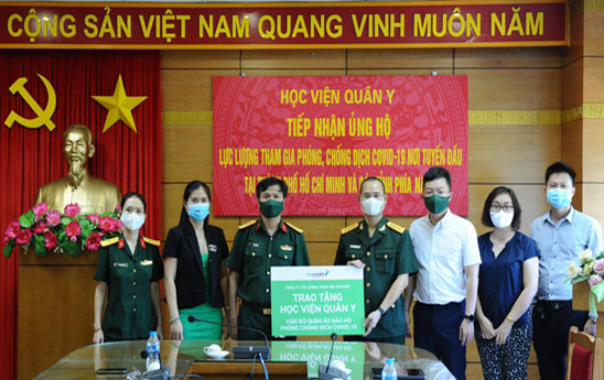 Mcredit trao tặng 1500 bộ quần áo bảo hộ y tế cho Học viện Quân Y