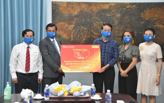 NamABank đồng hành cùng "Mai Vàng nhân ái" hỗ trợ 207 nghệ sĩ, công nhân sân khấu