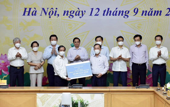 Ngành Ngân hàng trao tặng 100 nghìn máy tính cho Chương trình “Sóng và máy tính cho em”