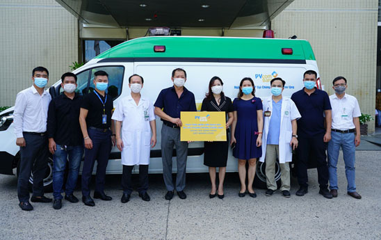 PVcomBank trao tặng bệnh viện Bạch Mai 02 xe cứu thương để vận chuyển bệnh nhân Covid 19