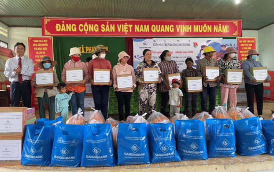 SAIGONBANK trao tặng 200 phần quà cho bà con nghèo ở xã Phan Sơn và xã Phan Lâm