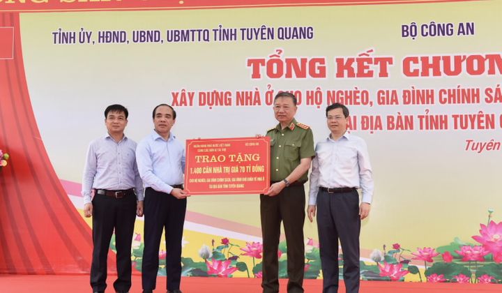 Ngành Ngân hàng tham gia hỗ trợ xây dựng 1.400 căn hộ cho các hộ nghèo tỉnh Tuyên Quang