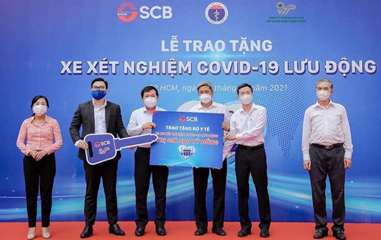 SCB tặng 20 xe lấy mẫu xét nghiệm Covid-19 lưu động cho Bộ Y tế
