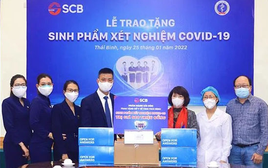 SCB trao tặng sở y tế Thái Bình sinh phẩm xét nghiệm Covid-19
