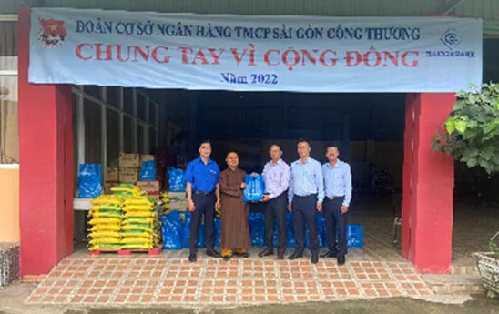 SaiGonBank tặng 100 phần quà cho bà con nghèo tại huyện Bình Chánh