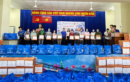 SaigonBank tặng 200 phần quà cho bà con nghèo ở phường Tây Thạnh, quận Tân Phú