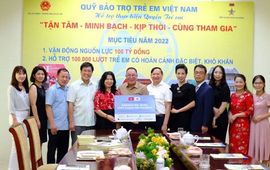 Shinhan Finance trao tặng 500 bộ quà tặng cho Quỹ Bảo trợ Trẻ em