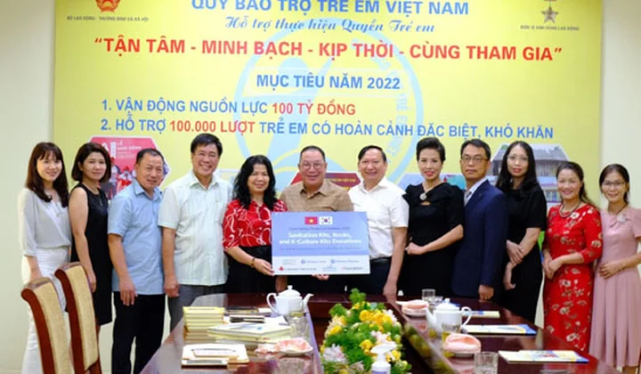 Shinhan Finance trao tặng 500 bộ quà tặng cho Quỹ Bảo trợ Trẻ em