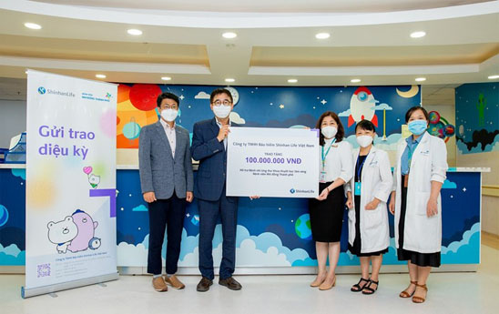 Shinhan Life Việt Nam trao tặng 100 triệu đồng hỗ trợ bệnh nhi ung thư máu tại Bệnh viện Nhi đồng TP. Hồ Chí Minh