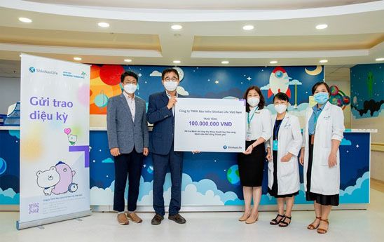 Shinhan Life Việt Nam trao tặng 100 triệu đồng hỗ trợ bệnh nhi ung thư máu tại Bệnh viện Nhi đồng TP. Hồ Chí Minh