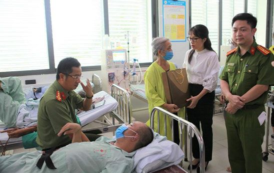 Sở giao dịch Vietcombank và CATP tặng các phần quà có tổng trị giá 50 triệu đồng nhân dịp 27/7
