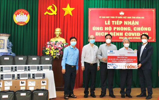 Tập đoàn Sovico và HDBank tiếp tục tặng 3 xe cứu thương, 20 máy thở và 2.500 bộ đồ bảo hộ y tế đến các bệnh viện ở Đồng Nai, Hà Nội