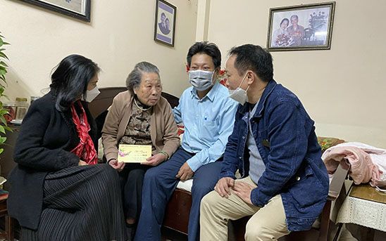 Thăm chúc Tết lão thành cách mạng phường Lê Đại Hành