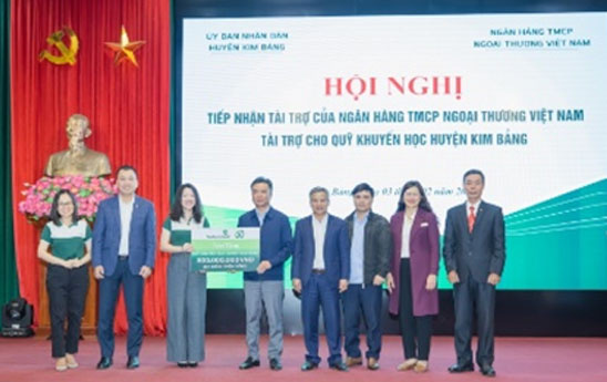 Trung tâm Hỗ trợ khách hàng Vietcombank tặng 300 triệu đồng và 15 suất học bổng