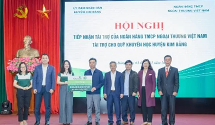 Trung tâm Hỗ trợ khách hàng Vietcombank tặng 300 triệu đồng và 15 suất học bổng