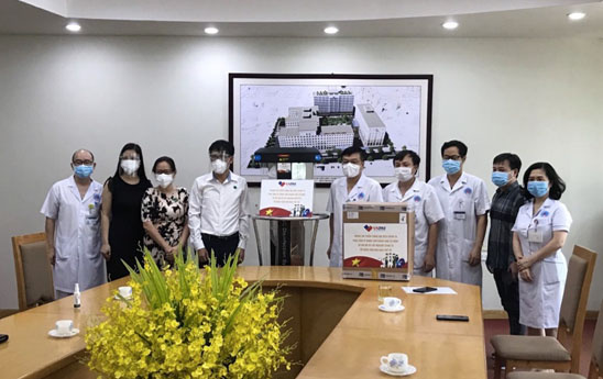 VNPAY trao tặng hàng ngàn suất ăn tới đội ngũ y bác sĩ hai miền Nam - Bắc