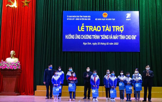 VNPT Thanh Hóa trao 3.115 máy tính bảng cho học sinh có hoàn cảnh khó khăn