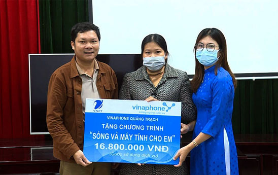 VNPT phối hợp trao tặng 120 điện thoại và sim 4G cho học sinh khó khăn Quảng Bình