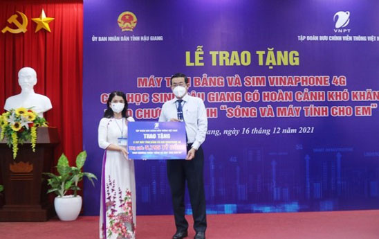 VNPT tặng 2.187 máy tính bảng và sim 4G cho học sinh Hậu Giang