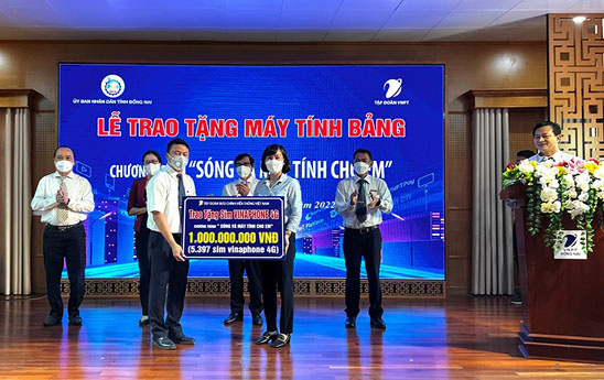 VNPT tặng gần 5.400 máy tính bảng cho học sinh khó khăn ở Đồng Nai