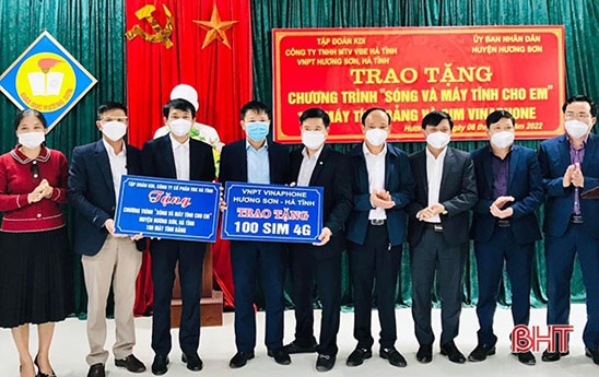 VNPT tặng máy tính và sim Vina 4G cho học sinh ở huyện Hương Sơn, Hà Tĩnh