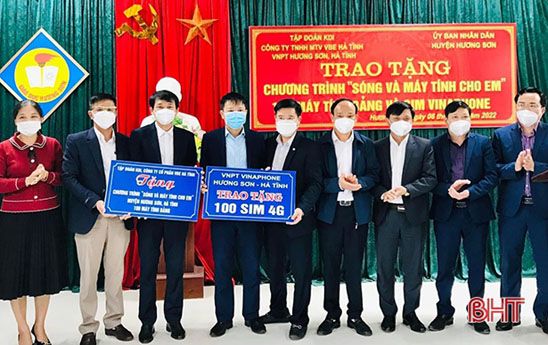 VNPT tặng máy tính và sim Vina 4G cho học sinh ở huyện Hương Sơn, Hà Tĩnh
