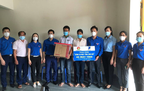 VNPT tặng quà cho các em ở Phú Thọ