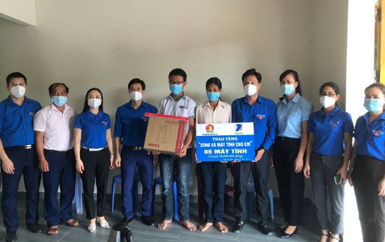 VNPT tặng quà cho các em ở Phú Thọ