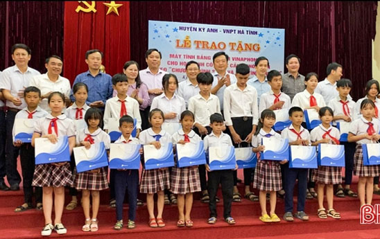 VNPT trao 605 máy tính bảng cho học sinh khó khăn tại Hà Tĩnh