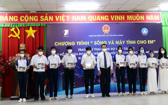 VNPT trao gần 2.300 máy tính bảng và Sim 4G cho học sinh Bình Dương