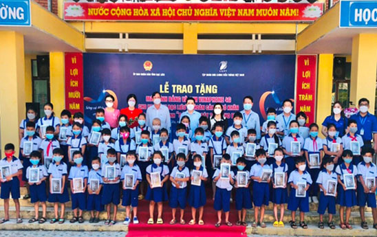VNPT trao hơn 600 máy tính bảng cho học sinh nghèo ở Bạc Liêu