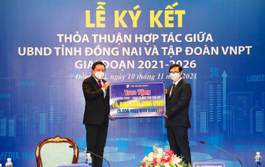 VNPT trao hơn 8.300 máy tính bảng cho học sinh Đồng Nai, Long An