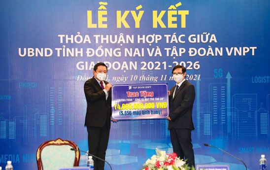 VNPT trao hơn 8.300 máy tính bảng cho học sinh Đồng Nai, Long An