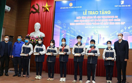 VNPT trao tặng 1284 máy tính bảng cho học sinh nghèo vượt khó địa bàn TP. Hà Nội