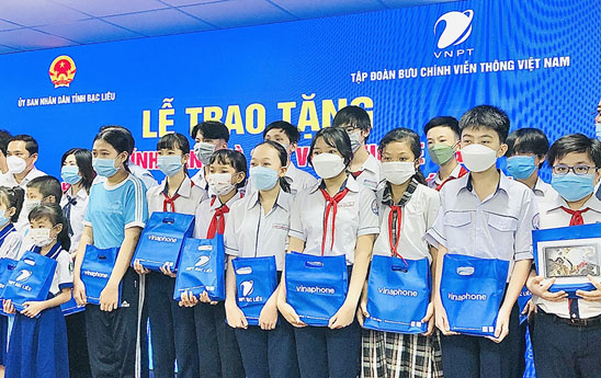 VNPT trao tặng 2.000 máy tính bảng cho học sinh nghèo Bạc Liêu