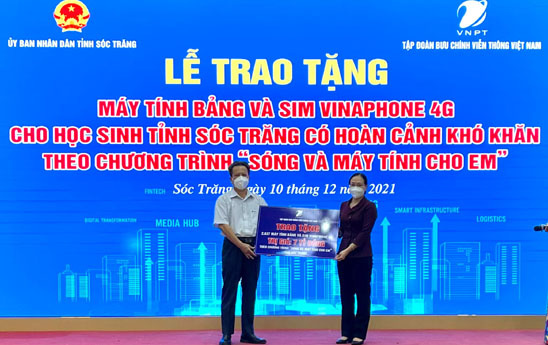 VNPT trao tặng 2.637 máy tính bảng và SIM 4G tại Sóc Trăng