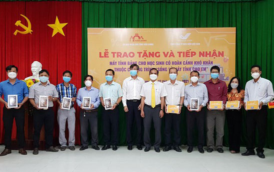 VNPost trao tặng 10.000 máy tính bảng cho học sinh tỉnh Kiên Giang