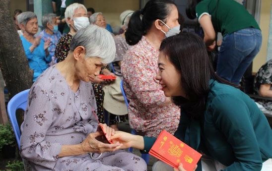 Văn phòng đại diện Khu vực Phía Nam cùng Trung tâm Trụ sở chính phía Nam của Vietcombank tặng quà người già neo đơn và các bệnh nhi